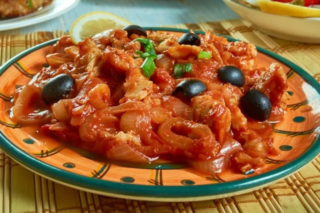 Bacalhau com batatas e leite de coco, para quem deseja tem um ano próspero Bacalhau com batatas e leite de coco, para quem deseja tem um ano próspero