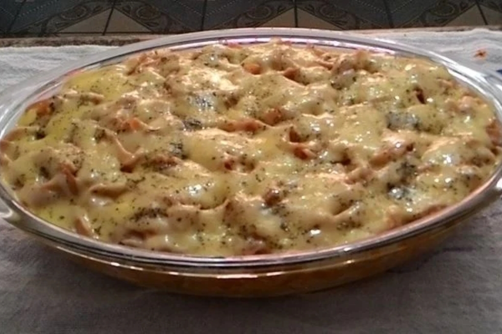 Batata de forno com frango é um prato único e delicioso para você servir aos seus amigos e familiares Batata de forno com frango é um prato único e delicioso para você servir aos seus amigos e familiares
