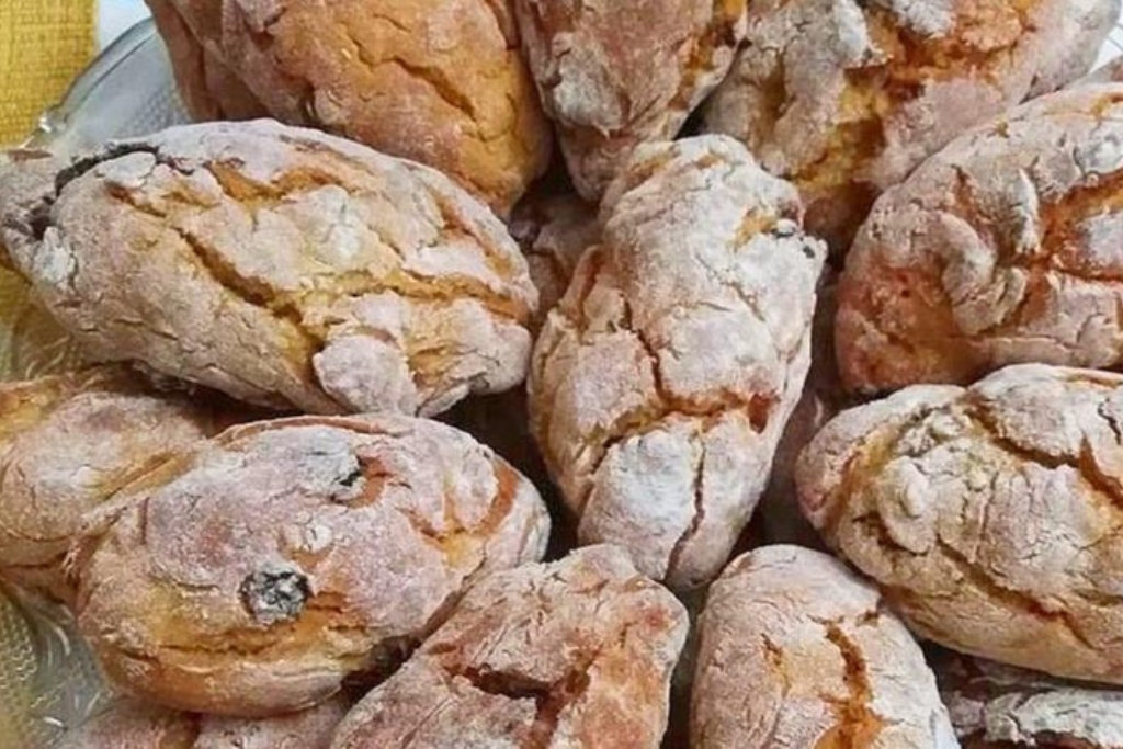 Broas de batata doce com nozes passas figos e amêndoas lanche perfeito com um cafezinho Broas de batata doce com nozes passas figos e amêndoas lanche perfeito com um cafezinho