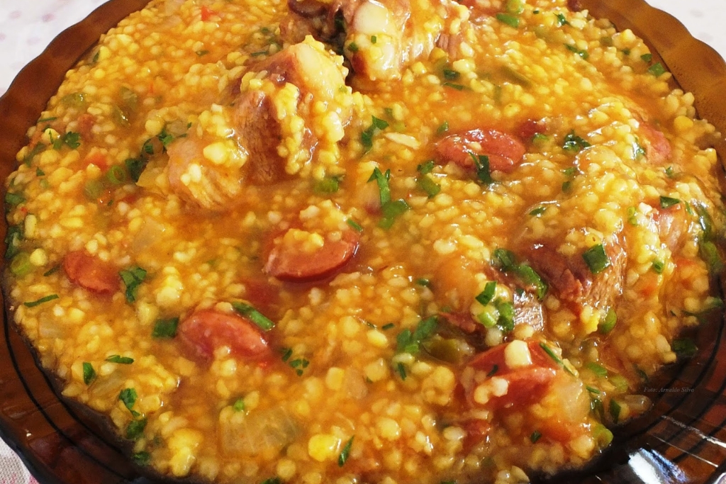 Canjiquinha com linguiça e costelinha, essa receita mineira vai conquistar o seu coração Canjiquinha com linguiça e costelinha, essa receita mineira vai conquistar o seu coração