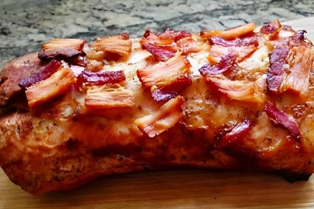 Lombo a moda do chefe com cobertura de bacon além do sabor irresistível, o prato tem uma ótima apresentação Lombo a moda do chefe com cobertura de bacon além do sabor irresistível, o prato tem uma ótima apresentação
