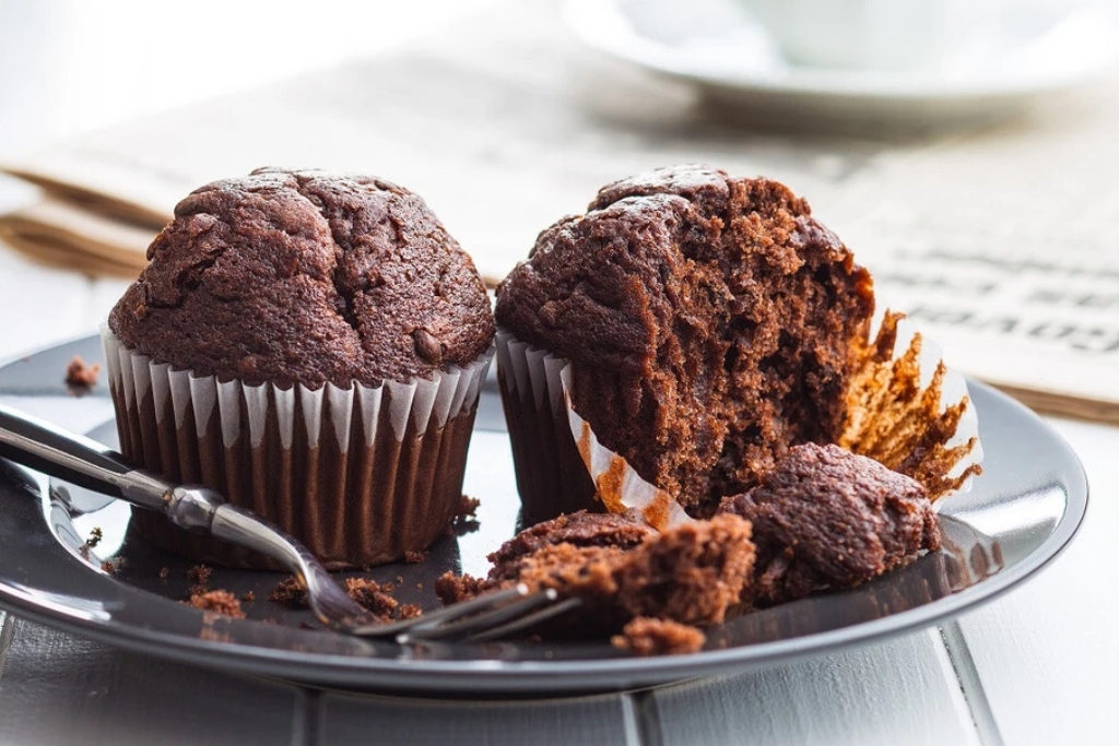 Muffins de chocolate com baunilha, um docinho delicioso para aquecer seu coração Muffins de chocolate com baunilha, um docinho delicioso para aquecer seu coração