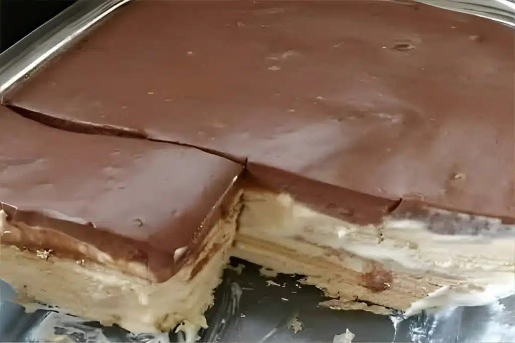 Pavê simples, uma sobremesa divina que fica pronta bem rapidamente e utiliza poucos ingredientes Pavê simples, uma sobremesa divina que fica pronta bem rapidamente e utiliza poucos ingredientes