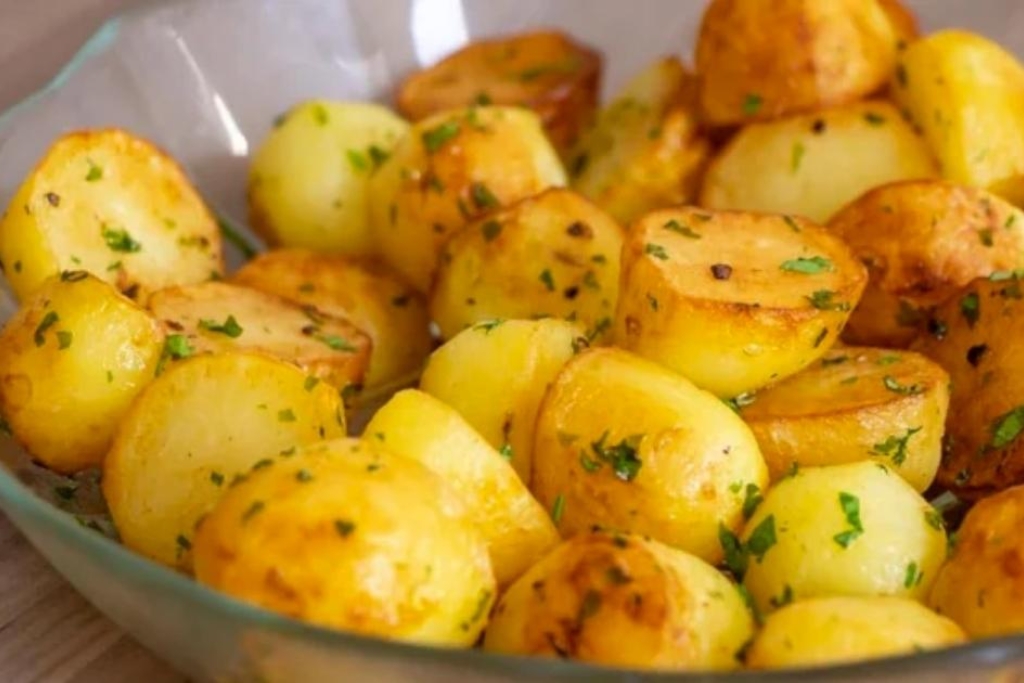 Receita de batata sauté saborosa e nutritiva, combina com qualquer refeição Receita de batata sauté saborosa e nutritiva, combina com qualquer refeição