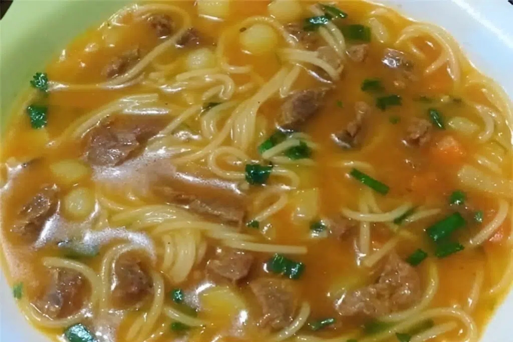 Sopa de legumes com carne e macarrão, receita da vovó para aquecer essas noites frias Sopa de legumes com carne e macarrão, receita da vovó para aquecer essas noites frias