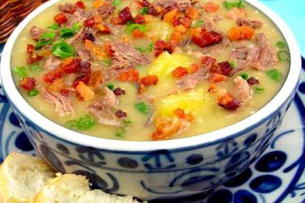 Sopa de mandioca com músculo e bacon, perfeita e super cremosa Sopa de mandioca com músculo e bacon, perfeita e super cremosa